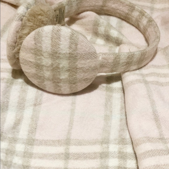 Burberry cashmere scarf and earmuffs - Picture 2 of 5